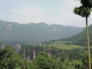 山林间的奇峰异景