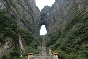 张家界天门山壮观自然景象