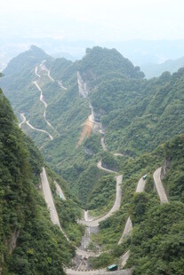 蜿蜒盘旋的山间公路