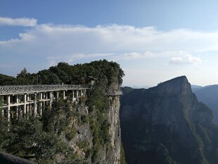 悬崖栈道 览壮美山川风光