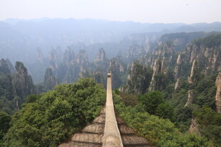 俯瞰山间栈道与壮丽峰林