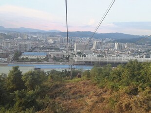 高空缆车俯瞰城市与山林