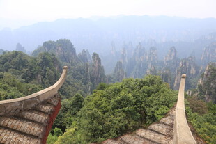 俯瞰张家界奇峰古建筑