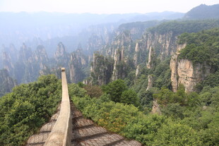 张家界奇峰栈道壮美景观