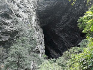 山间幽深峡谷景色
