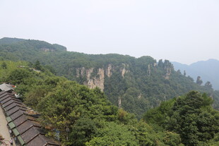 山间美景 葱郁山林与峭壁