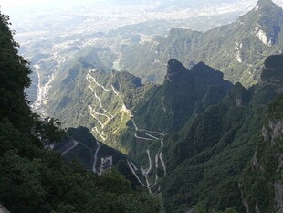 俯瞰山间蜿蜒公路美景