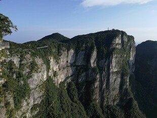 险峻高山景色壮丽