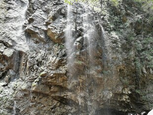 山间瀑布潺潺流水景观