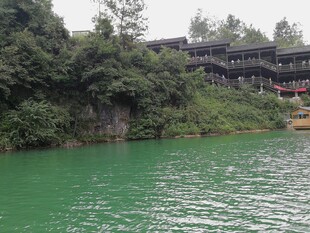 河畔古建 绿水环绕之景