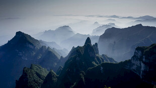 壮丽山峦云海景观