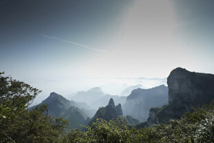 壮丽山峦间的自然美景