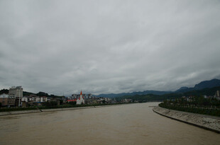 阴天河畔城市景观