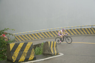 公路骑行者穿越雾中弯道