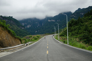 山间公路延伸向远方