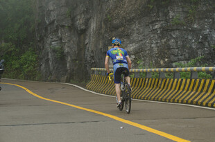 骑行者在山间公路奋力骑行