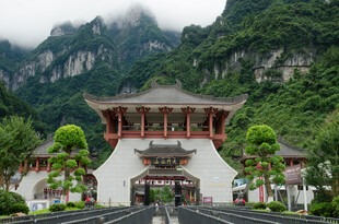 中式门楼映于青山绿树间