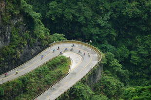 山间蜿蜒公路行人漫步