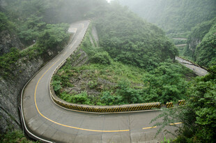 山间蜿蜒公路 绿意环绕