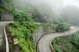 山间云雾缭绕的蜿蜒公路