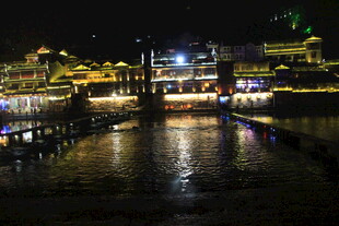 古镇夜景 水面倒映璀璨灯火