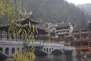 古桥畔的中式水乡景致