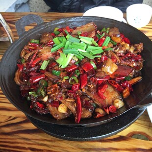 香辣美味的特色干锅菜肴