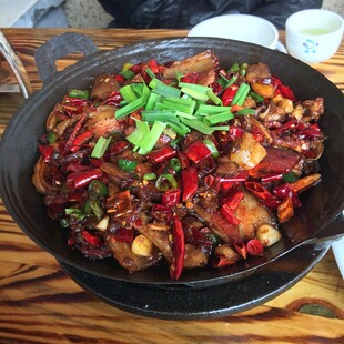香辣美味的特色干锅菜肴