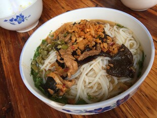 美味海鲜拌面诱人呈现