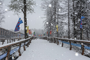 雪覆栈道 彩旗装点美景