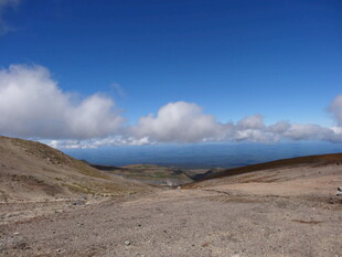 开阔山野间的蓝天与白云