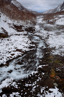 冬日山间溪流雪景