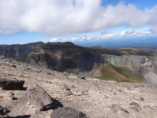 高山岩石景观 云绕远山