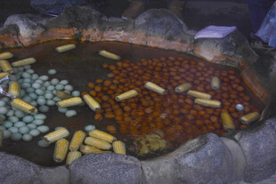 多彩谷物盛于古朴容器中