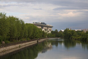 河畔绿树环绕的宁静风光