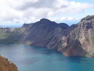 壮丽高山湖泊美景