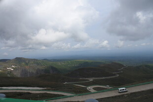 俯瞰公路与远山云海景观