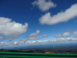 蓝天白云下的广阔景致