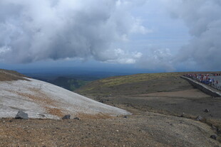 云雾缭绕的旷野铁路景观