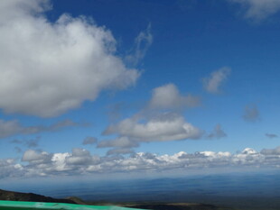 蓝天碧海间的云朵美景