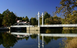 湖畔美景 宁静的水上建筑