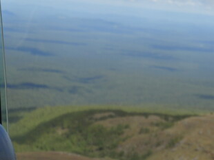 俯瞰广袤田野景观