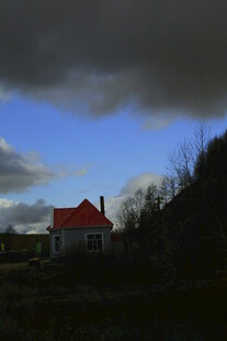 黄昏下的红顶小屋