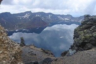 壮丽火山湖景观