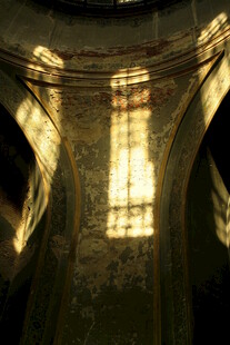 古老教堂内的光影之美