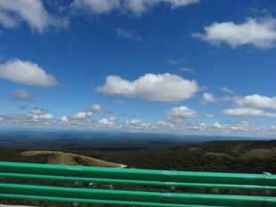 俯瞰蓝天白云下的开阔景致