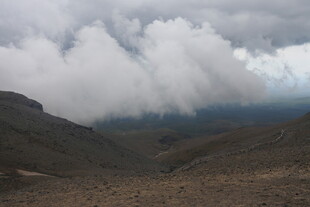 山间云雾缭绕的壮丽景观