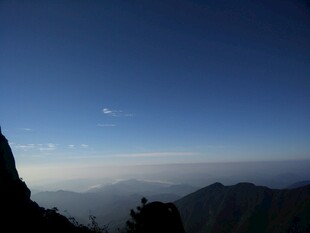 山巅之上的开阔天际