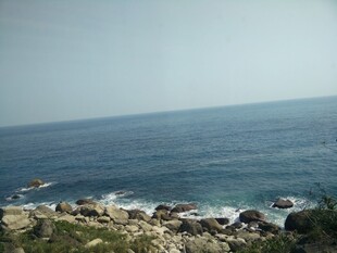 海边岩石与辽阔蓝色海域