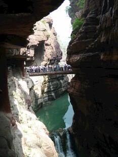 峡谷间的绿水石桥景观